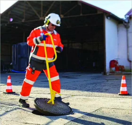 Outil De Maçon : Leve Plaque D'egout Toucan 5 Outil De Maçon : Leve Plaque D'egout Toucan – Image 3